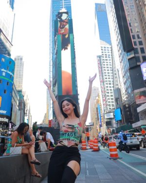 Maymay Entrata Instagram - Pistulang baki! Di ko akalaing dito ako NYC mag ce-celebrate ng 6th anniversary natin mga mahal kong Fanmily 😭🥹 
Salamat sa patuloy na suporta nyo mula noon hanggang ngayon, mahal ko kayo 🤍

#Tatakkapamilya
#Tatakstarmagic
#Timessquare
#Bucketlist✅