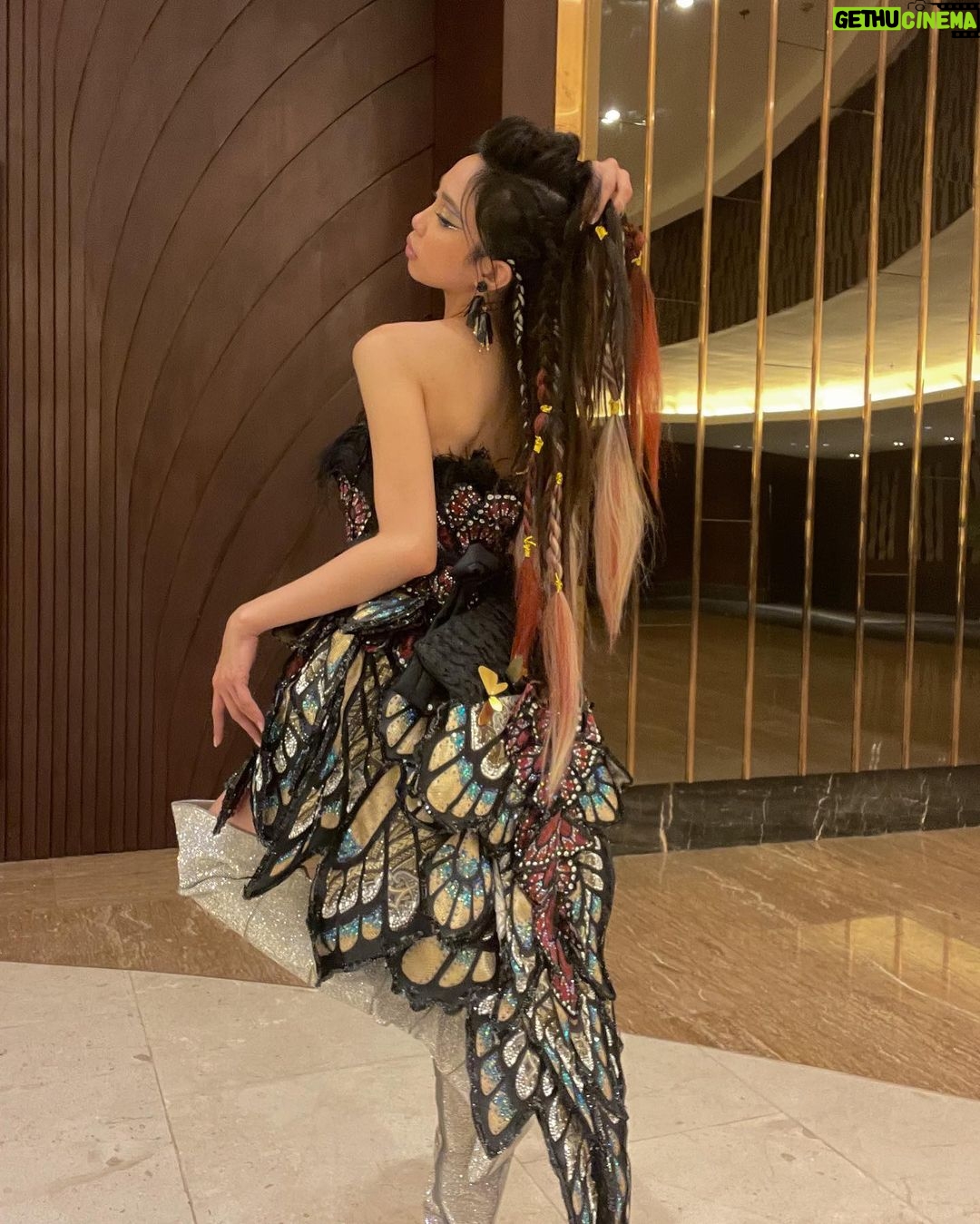 Maymay Entrata Instagram - Glam rock ✨🦋 Special thanks my Glam Fam @makeupartbyowen @jayweehair @teamrainxem @mimsqiu @rainierdagala @emmillan @imrioliza @elainevillapando @angelsevlla Creative desingner @axlaxelque ✨🤍