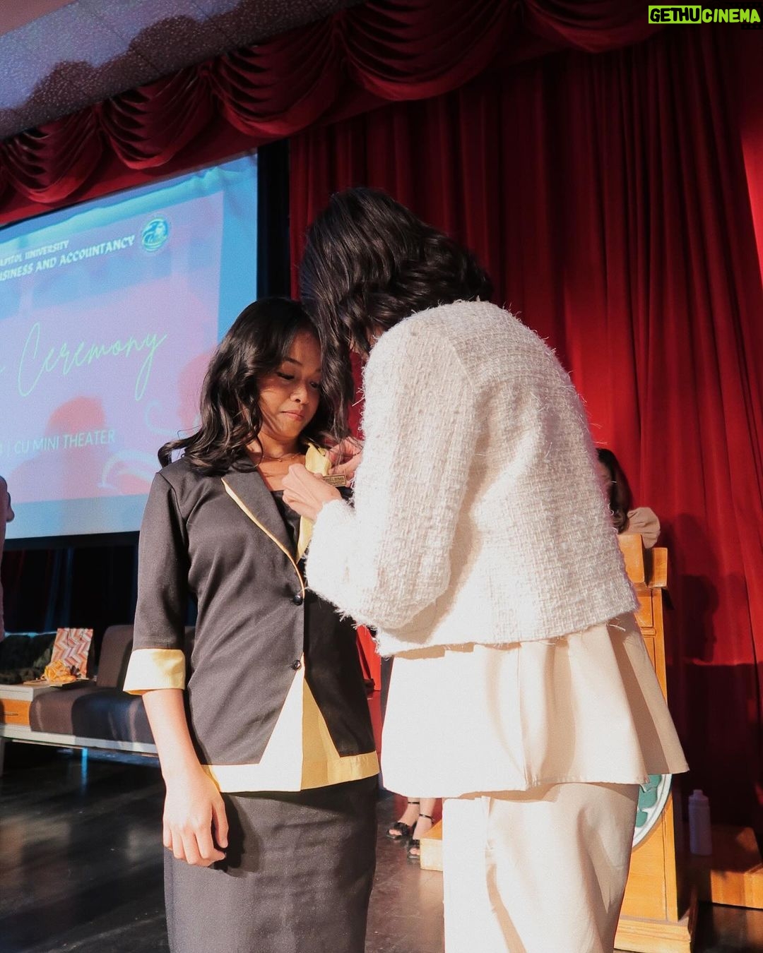 Maymay Entrata Instagram - Pinning Ceremony w/ my babygirl @jap_012 sobrang proud ako sayo bray, tatlong buwan nalang may ga-graduate na sa College sa Pamilya natin at dahil yun sa sikap at tyaga mo sa pag-aaral. Mahal na mahal kita 🥹🤍