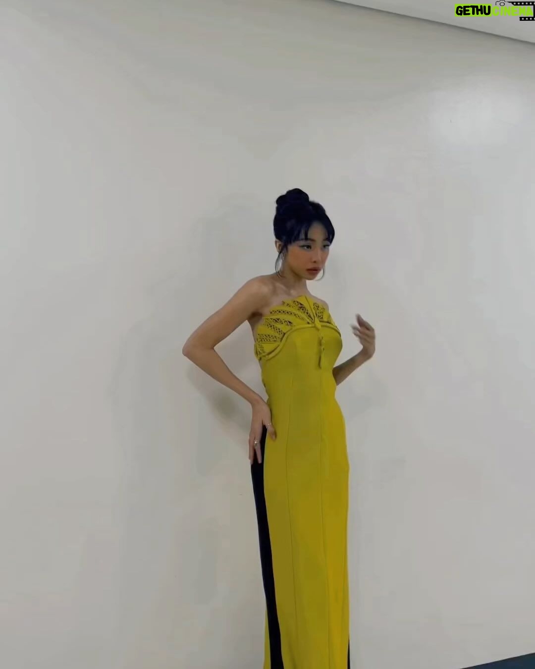 Maymay Entrata Instagram - Feels good to be back on Araneta Stage bai 🤍 Spotted my MAYloves habang ako’y nag pperform, sobrang salamat sa suporta nyo mula noon hanggang ngayon, isa sa napalaking regalo ngayong pasko ang makita muli 🥹 Special thanks to my Glamfam ✨ Styled by @teamrainxem @rainierdagala @emmillan @imrioliza @elainevillapando @ysabellecnt Wearing @noelestopito Makeup by @owensarmiento Hair by @angeljamelarin_hair Photos by @pvfotographs