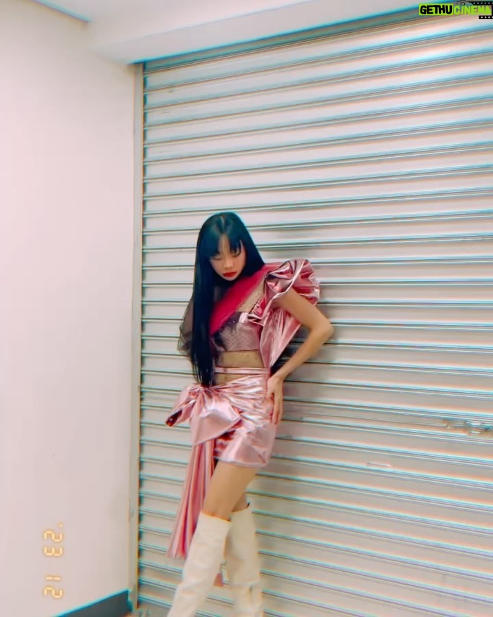 Maymay Entrata Instagram - Feels good to be back on Araneta Stage bai 🤍 Spotted my MAYloves habang ako’y nag pperform, sobrang salamat sa suporta nyo mula noon hanggang ngayon, isa sa napalaking regalo ngayong pasko ang makita muli 🥹 Special thanks to my Glamfam ✨ Styled by @teamrainxem @rainierdagala @emmillan @imrioliza @elainevillapando @ysabellecnt Wearing @noelestopito Makeup by @owensarmiento Hair by @angeljamelarin_hair Photos by @pvfotographs