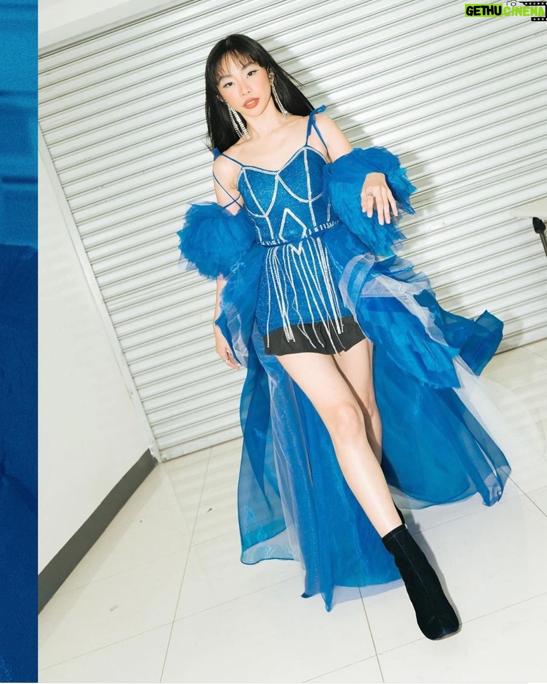 Maymay Entrata Instagram - Feels good to be back on Araneta Stage bai 🤍 Spotted my MAYloves habang ako’y nag pperform, sobrang salamat sa suporta nyo mula noon hanggang ngayon, isa sa napalaking regalo ngayong pasko ang makita muli 🥹 Special thanks to my Glamfam ✨ Styled by @teamrainxem @rainierdagala @emmillan @imrioliza @elainevillapando @ysabellecnt Wearing @noelestopito Makeup by @owensarmiento Hair by @angeljamelarin_hair Photos by @pvfotographs