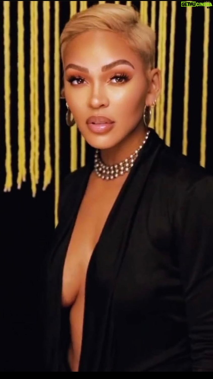 Meagan Good Instagram - Check out my Essence digital cover story 😱! .. my little heart is just bursting !! Thank you so much @Essence .. for championing, honoring, + covering black women .. thank you for all that you’ve always done for all of us ..and thank you for having me 🙏🏾🥹🤯 | The Team Words: @be_vic Photo: @tayojr Styling: @michymilli Hair: @jasmineashleyofficial Makeup: @jorge__monroy Nails: @nailsbyrhayne Set Design: @alamerefa arthurxclaude Studio: @solarstudios.la Photography Direction: @_mq______ Production: @themorrisongroup Thank you all 🙏🏾🤎