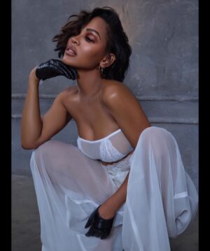Meagan Good Instagram - ᴘʜᴏɴᴇ ᴡᴀs sᴛᴏʟᴇɴ ғɪʀsᴛ ғᴇᴡ ʜᴏᴜʀs ᴏғ 𝟸𝟶𝟸𝟹.. 
ɪ ᴄᴏᴜʟᴅ ʙᴇ ᴍᴀᴅ ɪᴛ ʜᴀᴘᴘᴇɴᴇᴅ.. 
ᴏʀ ɪ ᴄᴀɴ ʙᴇ ɢʀᴀᴛᴇғᴜʟ 🤲🏾 ғᴏʀ ᴛʜᴇ ᴜᴘɢʀᴀᴅᴇ 🙌🏾🙏🏾. 
𝟸𝟶𝟸𝟹 ɪs ᴀʟʟ ᴀʙᴏᴜᴛ ᴘᴇʀsᴘᴇᴄᴛɪᴠᴇ 👊🏾. 

ɪᴛ’s ɢᴏɴɴᴀ ʙᴇ ᴀ ɢᴏᴏᴅ ʏᴇᴀʀ 😉
ʜᴀᴘᴘʏ ʙʟᴇssᴇᴅ ɴᴇᴡ ʏᴇᴀʀ ʏ’ᴀʟʟ. 

- ᴍᴇᴀɢs