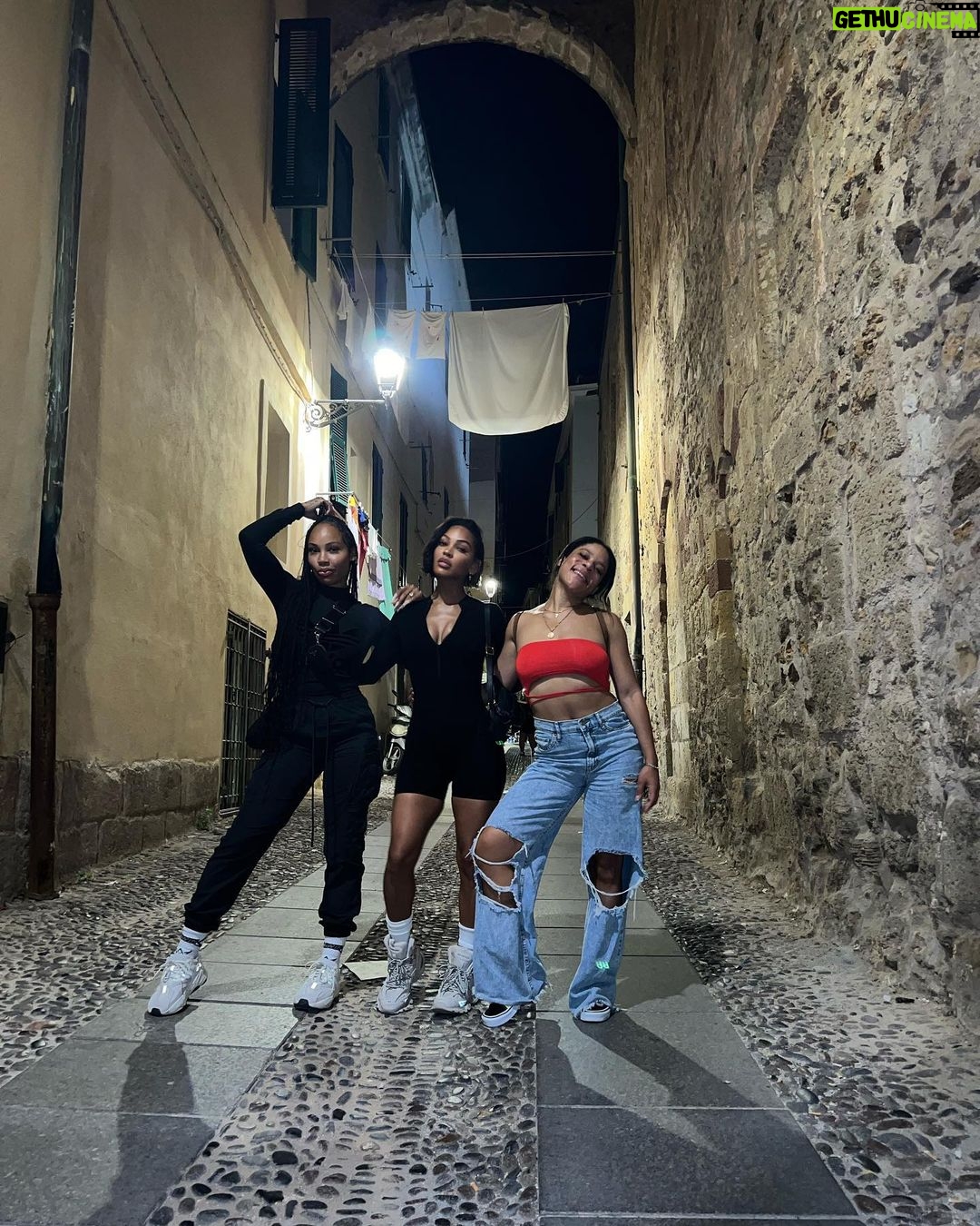 Meagan Good Instagram - 𝓢ᴇᴇsᴛᴇʀ ( sᴇᴇ-sᴛᴇʀ ᴀɴᴅ/ᴏʀ sɪs-ᴛᴇʀ ) N̲o̲u̲n̲ ———————————- α ғᴇᴍᴀʟᴇ sɪʙʟɪɴɢ, ᴘʀᴏᴛᴇᴄᴛᴏʀ, ᴛʜᴇ ᴏɴᴇ ᴡʜᴏ ʏᴏᴜ sʜᴀʀᴇ ᴀ ᴄʟᴏsᴇɴᴇss ᴡɪᴛʜ ᴛʜᴀᴛ ɴᴏ ᴏɴᴇ ᴇʟsᴇ ᴜɴᴅᴇʀsᴛᴀɴᴅs. α ᴋᴇᴇᴘᴇʀ ᴏғ sᴇᴄʀᴇᴛs, ᴀʟᴡᴀʏs ᴛʜᴇʀᴇ ᴛᴏ ʜᴇʟᴘ, ᴛʜʀᴏᴜɢʜ ᴛʜɪᴄᴋ ᴀɴᴅ ᴛʜɪɴ. α ʙᴇsᴛ ғʀɪᴇɴᴅ ғᴏʀ ʟɪғᴇ . 🫶🏾🔫🔫🤞🏾 Cc: @beigebaby_ + @lamyiagood #sisters #seesters Somewhere In Italy