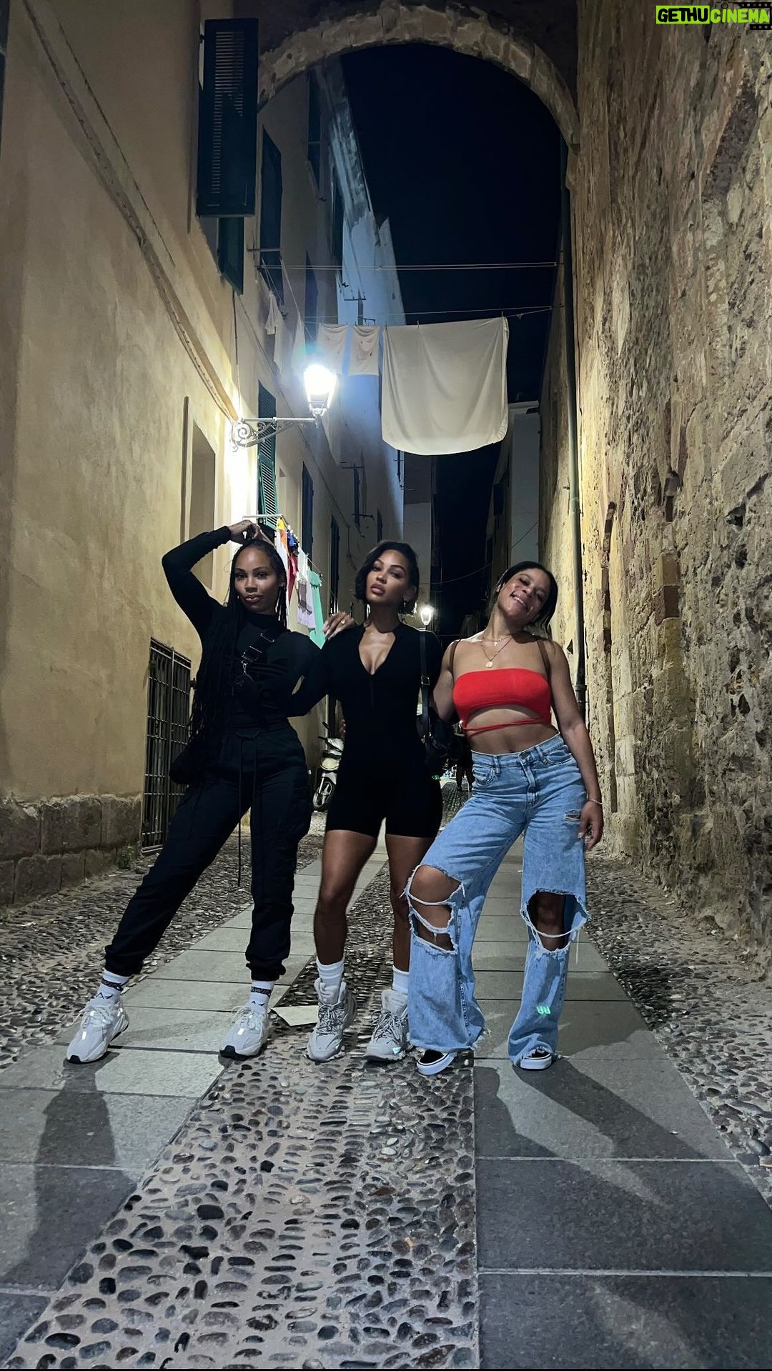 Meagan Good Instagram - 𝟹 sᴇᴇsᴛᴇʀs. 𐒀ɴᴇ ᴍᴏᴍᴇɴᴛ ɪɴ ᴛɪᴍᴇ. 𐒄ʏɪᴀ, ɱᴇᴀɢᴀɴ, ℒᴇxɪ 𝟺 ʟɪғᴇ. 🤎 ʟᴏᴠᴇ ɪs ʏᴏᴜ!