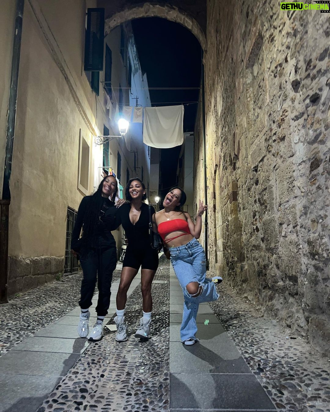 Meagan Good Instagram - 𝓢ᴇᴇsᴛᴇʀ ( sᴇᴇ-sᴛᴇʀ ᴀɴᴅ/ᴏʀ sɪs-ᴛᴇʀ ) N̲o̲u̲n̲ ———————————- α ғᴇᴍᴀʟᴇ sɪʙʟɪɴɢ, ᴘʀᴏᴛᴇᴄᴛᴏʀ, ᴛʜᴇ ᴏɴᴇ ᴡʜᴏ ʏᴏᴜ sʜᴀʀᴇ ᴀ ᴄʟᴏsᴇɴᴇss ᴡɪᴛʜ ᴛʜᴀᴛ ɴᴏ ᴏɴᴇ ᴇʟsᴇ ᴜɴᴅᴇʀsᴛᴀɴᴅs. α ᴋᴇᴇᴘᴇʀ ᴏғ sᴇᴄʀᴇᴛs, ᴀʟᴡᴀʏs ᴛʜᴇʀᴇ ᴛᴏ ʜᴇʟᴘ, ᴛʜʀᴏᴜɢʜ ᴛʜɪᴄᴋ ᴀɴᴅ ᴛʜɪɴ. α ʙᴇsᴛ ғʀɪᴇɴᴅ ғᴏʀ ʟɪғᴇ . 🫶🏾🔫🔫🤞🏾 Cc: @beigebaby_ + @lamyiagood #sisters #seesters Somewhere In Italy