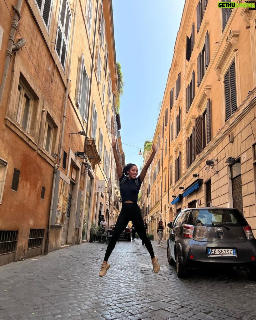 Meagan Good Instagram - ᴏʜ ʜᴇʏ ʀᴏᴍᴇ . ɪᴛ’s ᴛɪᴍᴇ .. ᴇᴀᴛ. ᴘʀᴀʏ. ʟᴏᴠᴇ. Rome, Italy