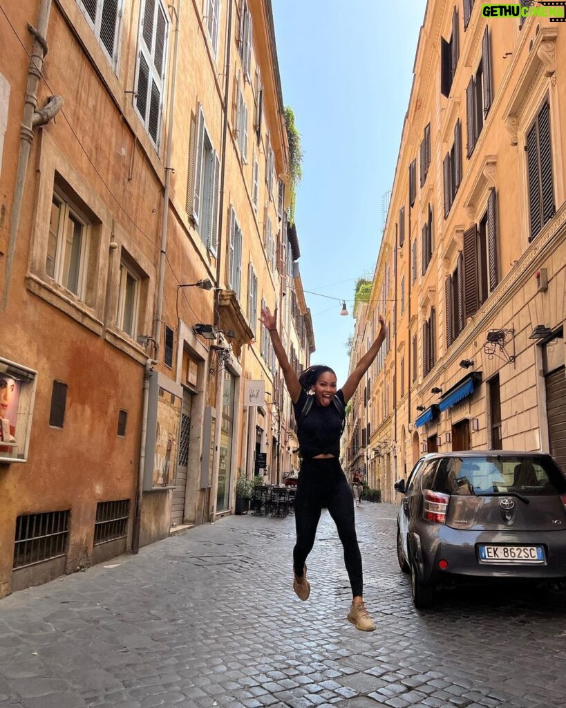 Meagan Good Instagram - ᴏʜ ʜᴇʏ ʀᴏᴍᴇ . ɪᴛ’s ᴛɪᴍᴇ .. ᴇᴀᴛ. ᴘʀᴀʏ. ʟᴏᴠᴇ. Rome, Italy