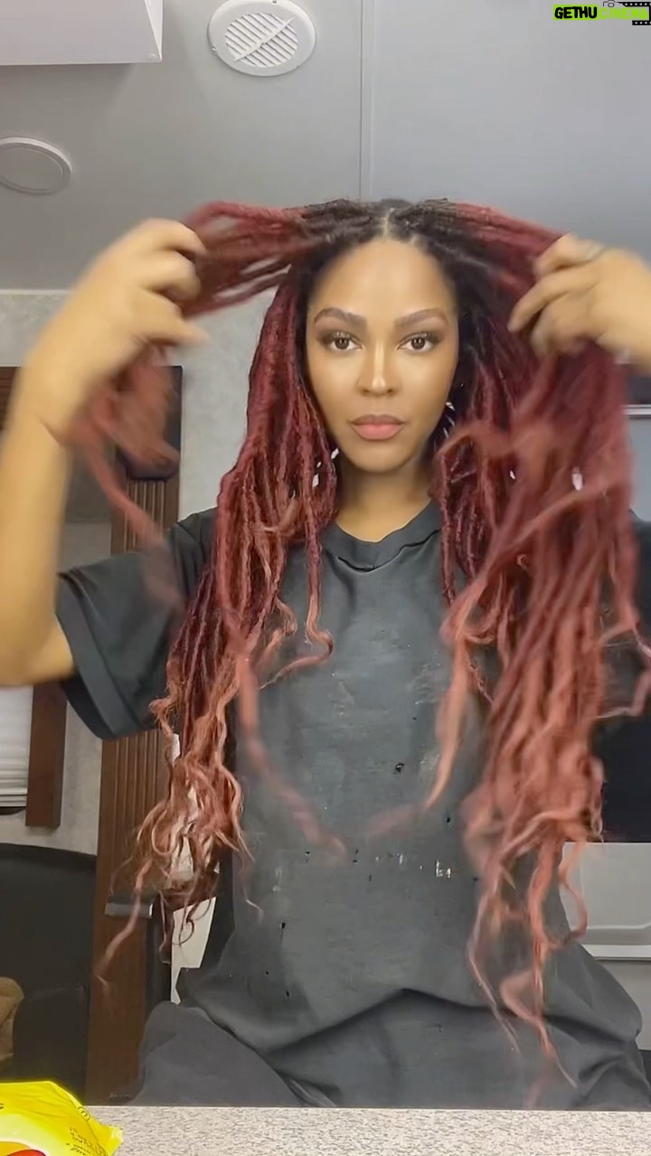 Meagan Good Instagram - ɪss #GoodGirlWraps ғᴏʀ ᴍʏ #GoddessLocs | ᴏʀɪɢɪɴᴀʟ ʟօƈֆ ᴄʀᴇᴀᴛɪᴏɴ ʙʏ : @DrKariWill : ᴡᴏʀᴋs ғᴏʀ ʙʀᴀɪᴅs, ᴛᴡɪsᴛs, ᴅʀᴇᴀᴅs, ᴀʟʟ ᴋɪɴᴅs ᴏғ ʟᴏᴄs + ᴇᴠᴇɴ ᴡɪɢs, sᴏ ᴛʜᴀᴛ ʏᴏᴜ ᴄᴀɴ ᴡᴏʀᴋ ᴏᴜᴛ 🏋🏾♀️ᴀɴᴅ sʟᴇᴇᴘ 😴🛏 ᴄᴏᴍғᴏʀᴛᴀʙʟʏ ᴡɪᴛʜ ᴀ ᴡʀᴀᴘ ᴛʜᴀᴛ ᴘʀᴇᴠᴇɴᴛs ʙʀᴇᴀᴋᴀɢᴇ, ʟᴏᴄᴋs ɪɴ ᴍᴏɪsᴛᴜʀᴇ, ᴅᴏᴇsɴ’ᴛ ᴄᴏᴍᴇ ᴏғғ 👀👀 + ᴋᴇᴇᴘs ʏᴏᴜʀ ʜᴇᴀᴅ ᴄᴏᴏʟ ❄️ ᴏʀ ᴡᴀʀᴍ 🌤ᴅᴇᴘᴇɴᴅɪɴɢ ᴏɴ ᴛʜᴇ ᴛᴇᴍᴘᴇʀᴀᴛᴜʀᴇ 😎 🔗 ɪɴ @GoodGirlWraps ʙɪᴏ 💙 #HairByDrKari