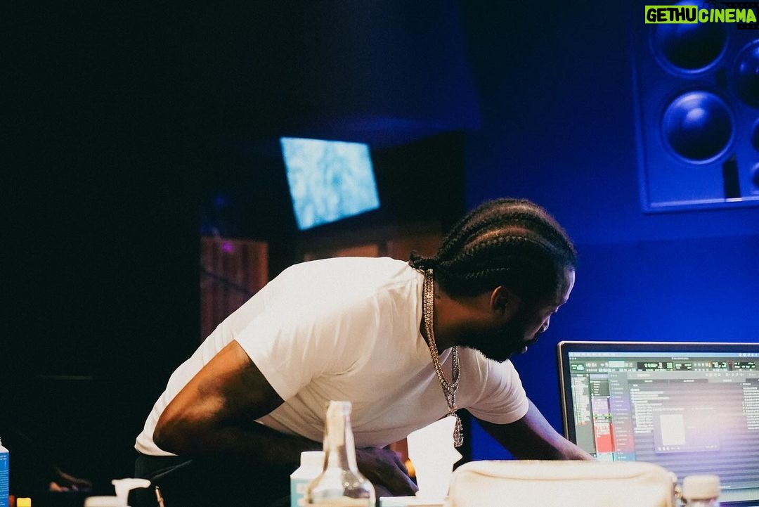 Meek Mill Instagram - Tryna be too humble around haters almost forgot im big bigggg! ✨✨✨✨✨✨✨✨✨✨✨✨🤲🏾