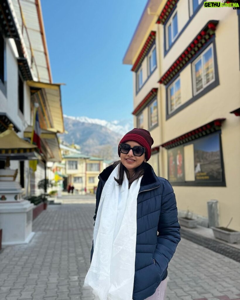 Meera Nandan Instagram - What’s the song running in your mind when you see this? Mine is - Subhanalla from YJHD 🤍 #himachal #dharamshala #india #explore #love #allsmiles #positivevibes #instagood #ptbi Dharmsala, Himachal Pradesh, India