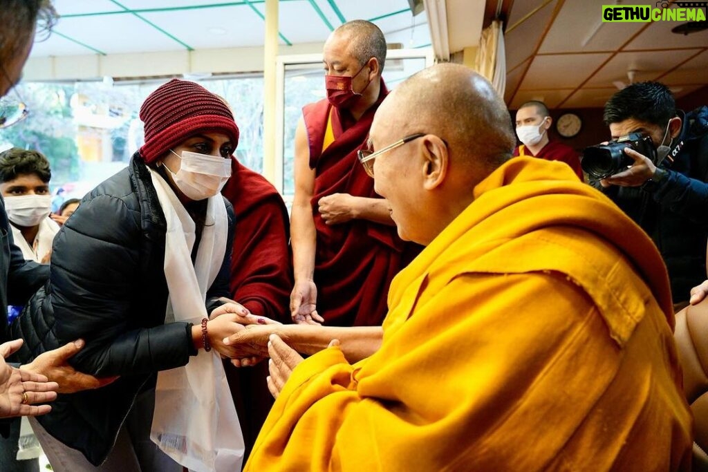 Meera Nandan Instagram - What a blessed moment! When @nandan_meera met His Holiness Dalailama ! @asianetnews @asianetnewsptbi Dharmsala, Himachal Pradesh, India