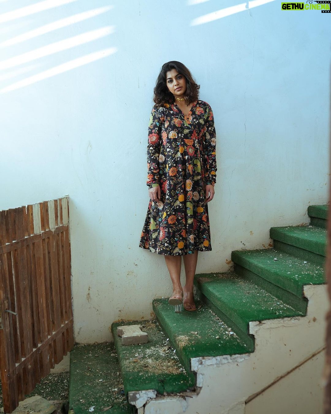 Meera Nandan Instagram - Balance π₯ @shamseersiddique @unnips #black #sunshine #shadow #sunflower #brightside #dubai #mydubai #allheart #happiness #instagood #positivevibes #love #gram #happyposer #onlylove #favourite #monday Dubai, United Arab Emirates