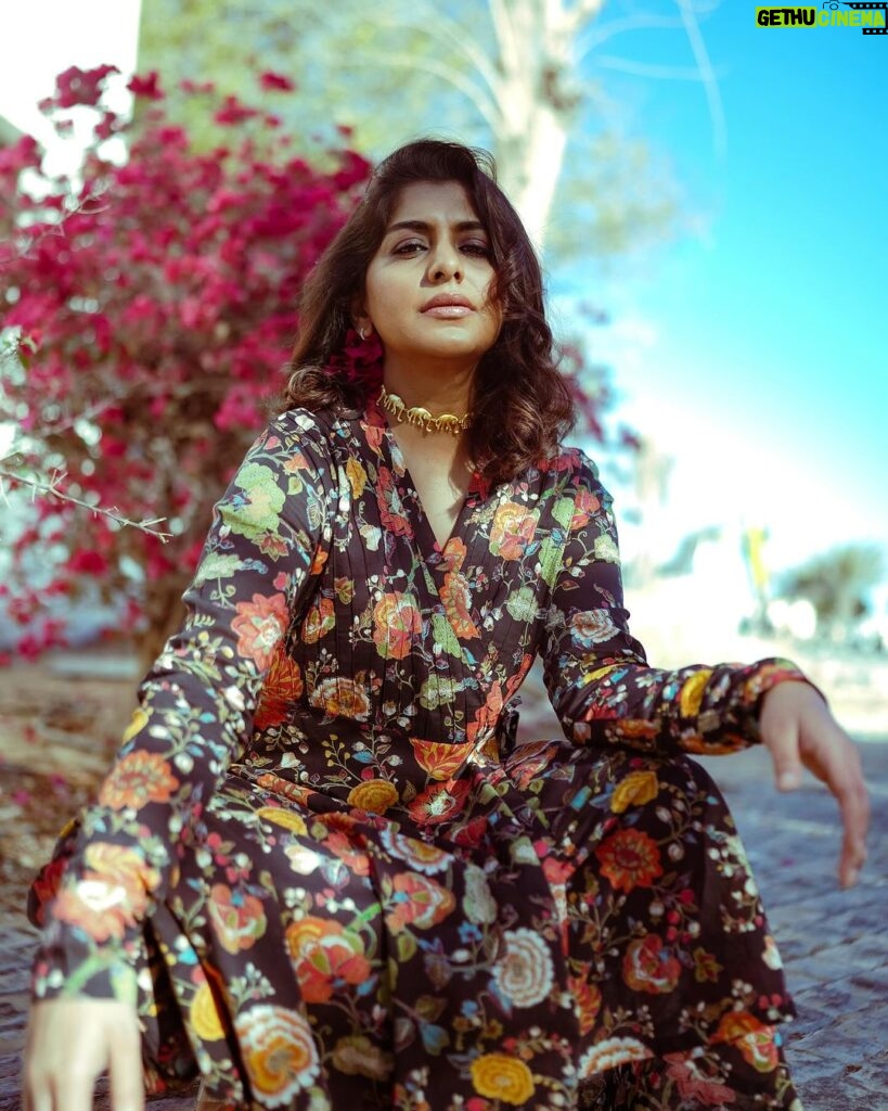 Meera Nandan Instagram - 🥀 @shamseersiddique @unnips #black #sunshine #shadow #sunflower #brightside #dubai #mydubai #allheart #happiness #instagood #positivevibes #love #gram #happyposer #onlylove #favourite Dubai, United Arab Emirates