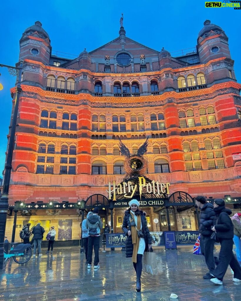Meera Nandan Instagram - Last one from the London trip (not 🤪) #throwback #tourist #happiness #love #harrypotter #centrallondon #london #oxfordstreet #throwback🔙 #friyay #allsmiles #traveltheworld #harrypotterandthecursedchild Piccadilly Circus London