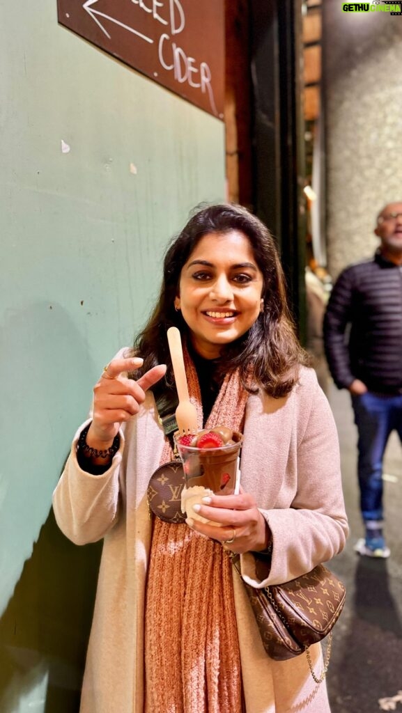 Meera Nandan Instagram - Just tasted like - A WOW! #strawberrychocolate #wheninlondon #happiness #food #reels #foodreels #london #boroughmarket #londonfood #instareels #love #instagood #reelsinstagram Borough Market