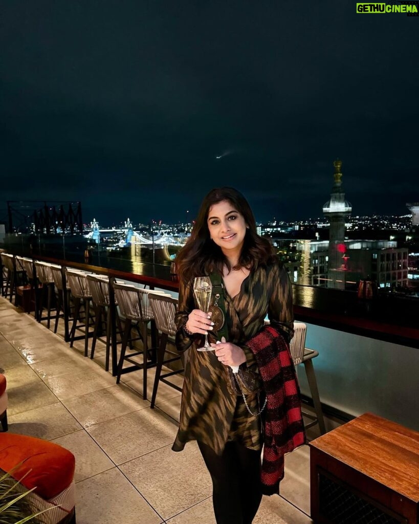 Meera Nandan Instagram - Ready for you 2024 Happy New Year 🎉 #happynewyear #london #firsttime #towerbridge #londonbridge London Tower Bridge