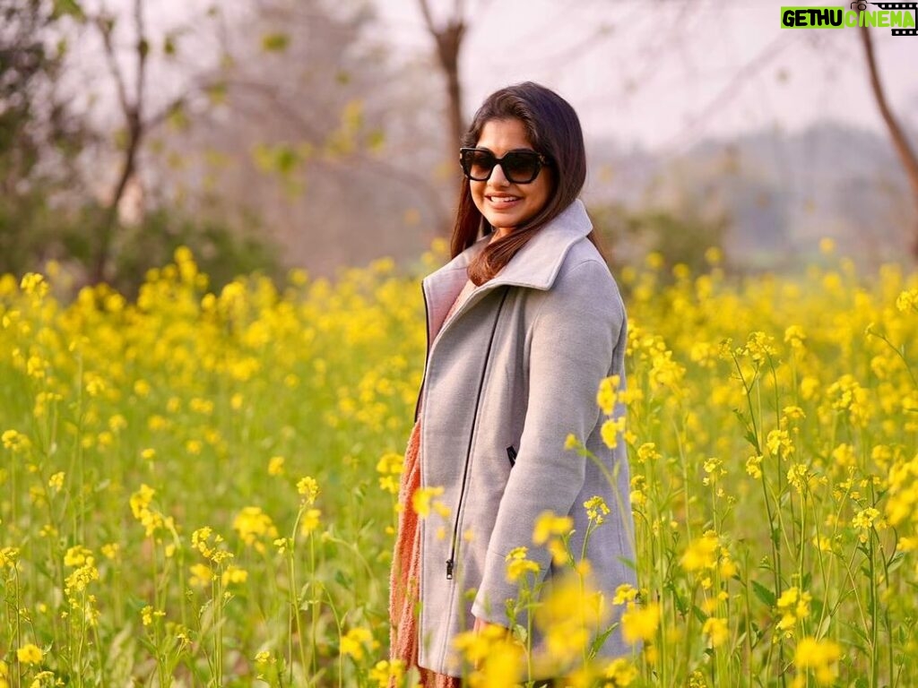 Meera Nandan Instagram - Reminiscing the Mallu Singh shooting days 🤍🌻 #punjab #ptbi #mallusingh #malayalam #shootingdays #memories #happiness #instagood #positivevibes #delhi #mustardfield #chamcham Mehatpur