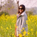 Meera Nandan Instagram - Reminiscing the Mallu Singh shooting days 🤍🌻 #punjab #ptbi #mallusingh #malayalam #shootingdays #memories #happiness #instagood #positivevibes #delhi #mustardfield #chamcham Mehatpur