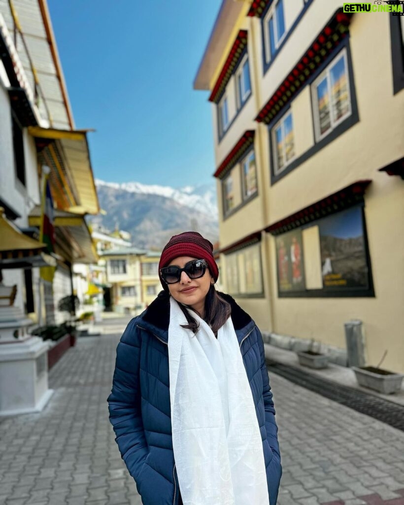 Meera Nandan Instagram - What’s the song running in your mind when you see this? Mine is - Subhanalla from YJHD 🤍 #himachal #dharamshala #india #explore #love #allsmiles #positivevibes #instagood #ptbi Dharmsala, Himachal Pradesh, India