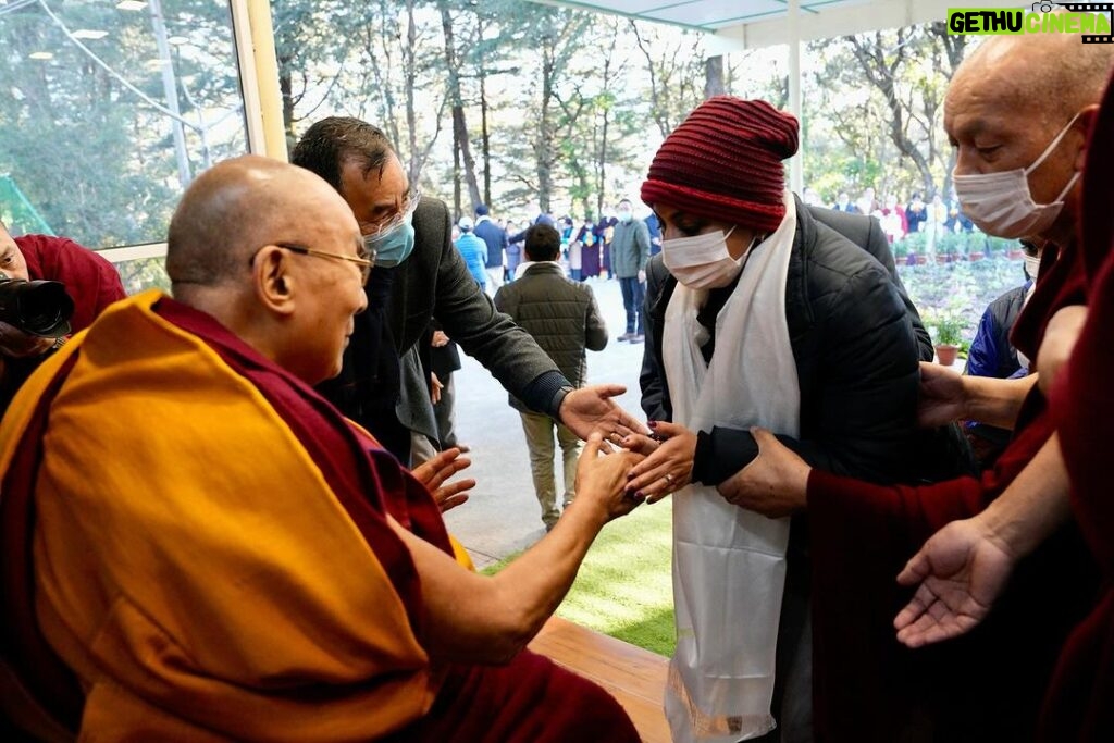 Meera Nandan Instagram - What a blessed moment! When @nandan_meera met His Holiness Dalailama ! @asianetnews @asianetnewsptbi Dharmsala, Himachal Pradesh, India