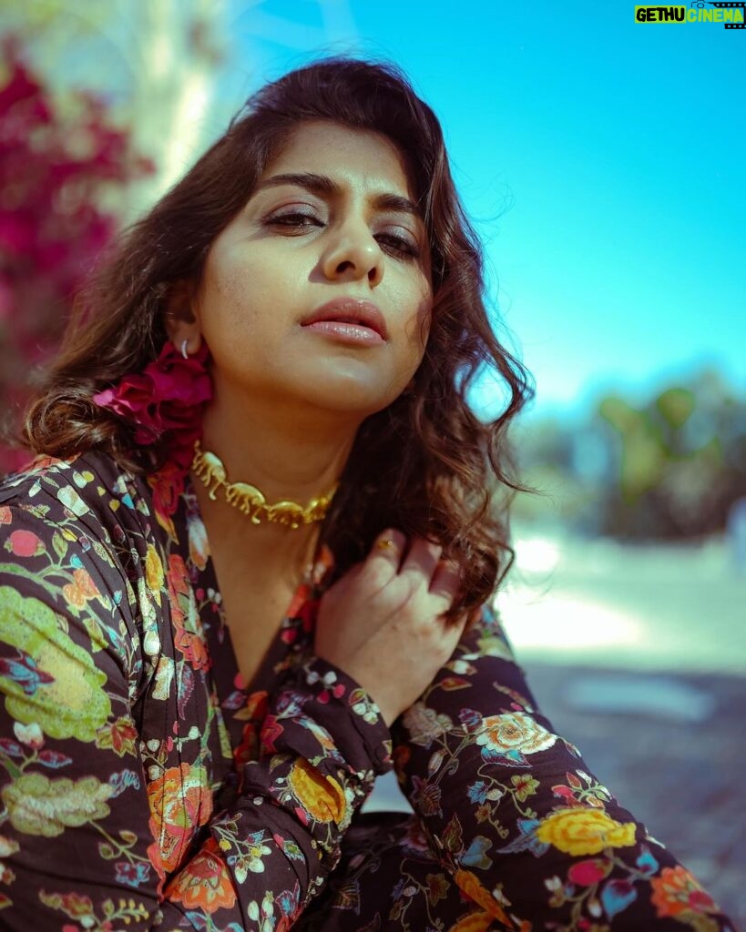 Meera Nandan Instagram - Balance 🥀 @shamseersiddique @unnips #black #sunshine #shadow #sunflower #brightside #dubai #mydubai #allheart #happiness #instagood #positivevibes #love #gram #happyposer #onlylove #favourite #monday Dubai, United Arab Emirates