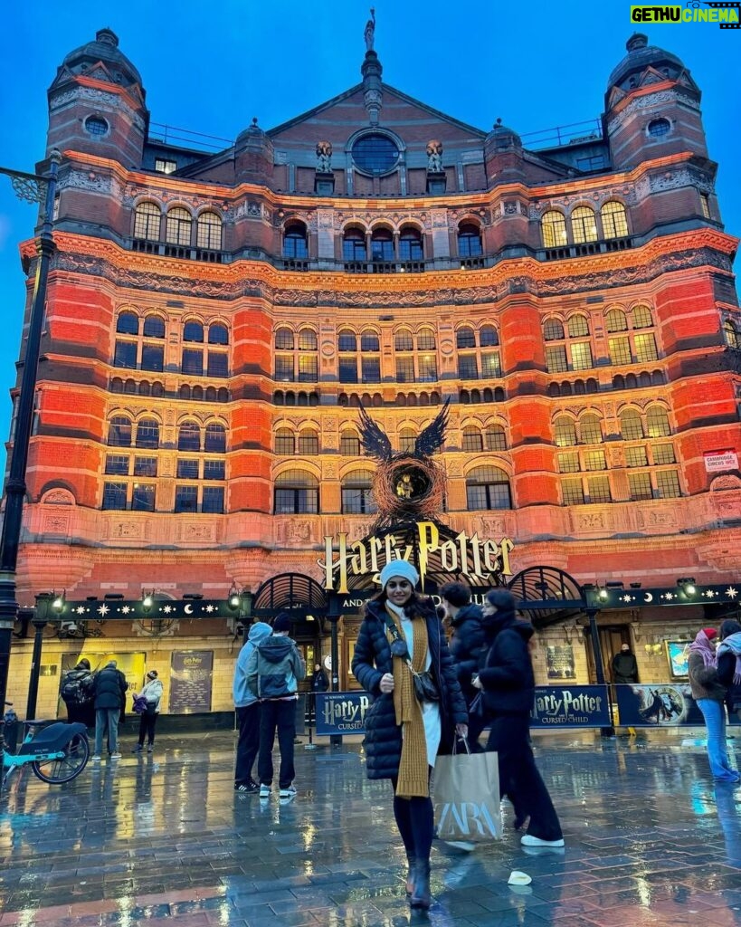 Meera Nandan Instagram - Last one from the London trip (not 🤪) #throwback #tourist #happiness #love #harrypotter #centrallondon #london #oxfordstreet #throwback🔙 #friyay #allsmiles #traveltheworld #harrypotterandthecursedchild Piccadilly Circus London