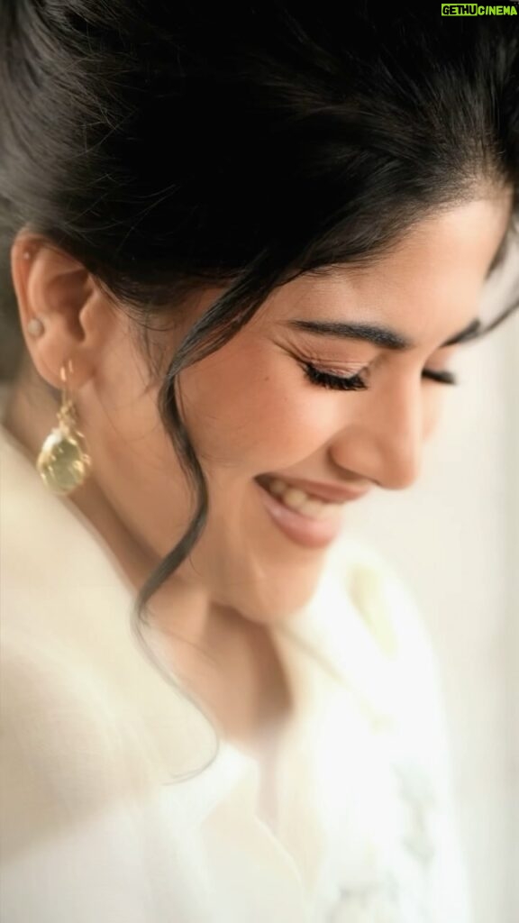Megha Akash Instagram - •🤍• Styled by: @theresa.shalini Outfit : @bykaveri Earrings : @amrapalijewels Rings & bracelets: @mykreshya Muah : @salomidiamond @teamdiamondartistry Photography: @prachuprashanth #styledbyShalz