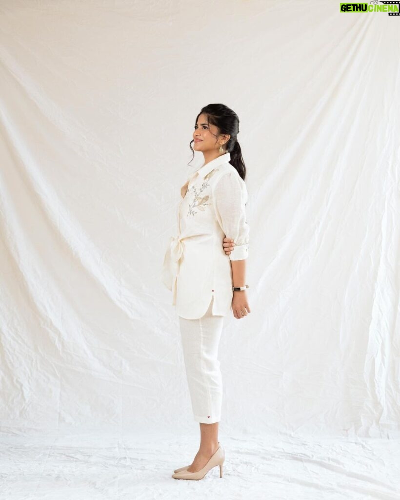 Megha Akash Instagram - •🤍• Styled by: @theresa.shalini Outfit : @bykaveri Earrings : @amrapalijewels Rings & bracelets: @mykreshya Muah : @salomidiamond @teamdiamondartistry Photography: @prachuprashanth #styledbyShalz