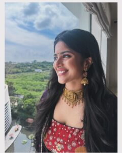 Megha Akash Instagram - Happy vibes ✨♥️ Wearing @kalyanjewellers_official #ad #love #selfie