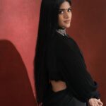 Megha Akash Instagram - Leave a little sparkle wherever you go, even in all black 🖤 Styled by: @theresa.shalini Jewellery : @amrapalijewels @amethystchennai Muah : @salomidiamond @teamdiamondartistry Photography: @prachuprashanth #styledbyshalz #vadakupattiramasamy #successmeet #love