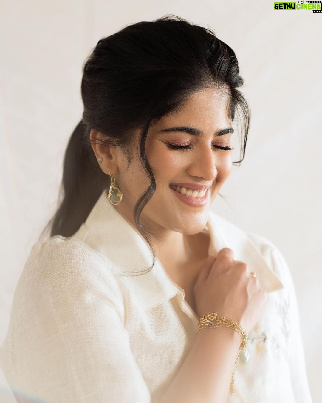 Megha Akash Instagram - •🤍• Styled by: @theresa.shalini Outfit : @bykaveri Earrings : @amrapalijewels Rings & bracelets: @mykreshya Muah : @salomidiamond @teamdiamondartistry Photography: @prachuprashanth #styledbyShalz