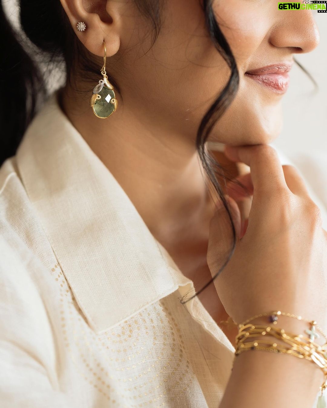 Megha Akash Instagram - •🤍• Styled by: @theresa.shalini Outfit : @bykaveri Earrings : @amrapalijewels Rings & bracelets: @mykreshya Muah : @salomidiamond @teamdiamondartistry Photography: @prachuprashanth #styledbyShalz