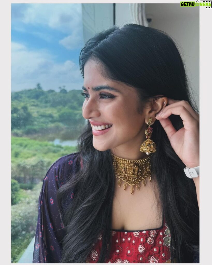 Megha Akash Instagram - Happy vibes ✨♥️ Wearing @kalyanjewellers_official #ad #love #selfie