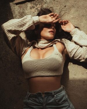 Megha Gupta Instagram - 𝟺 𝚢𝚎𝚊𝚛𝚜 𝚘𝚏 𝚌𝚑𝚊𝚗𝚐𝚒𝚗𝚐 𝚖𝚢 𝚕𝚒𝚏𝚎, 𝚖𝚘𝚟𝚒𝚗𝚐 𝚝𝚘 𝙶𝚘𝚊. 𝙸 𝚑𝚊𝚟𝚎 𝚝𝚑𝚘𝚞𝚐𝚑𝚝 𝚊𝚋𝚘𝚞𝚝 𝚝𝚑𝚒𝚜 𝚍𝚊𝚢, 𝚏𝚘𝚛 𝚍𝚊𝚢𝚜 𝚘𝚗 𝚎𝚗𝚍 𝚊𝚗𝚍 𝚒𝚝 𝚏𝚒𝚕𝚕𝚜 𝚖𝚎 𝚠𝚒𝚝𝚑 𝚜𝚘 𝚖𝚞𝚌𝚑 𝚜𝚝𝚛𝚎𝚗𝚐𝚝𝚑 𝚊𝚗𝚍 𝚐𝚛𝚊𝚝𝚒𝚝𝚞𝚍𝚎 𝚝𝚑𝚊𝚝 𝙸 𝚍𝚎𝚌𝚒𝚍𝚎𝚍 𝚝𝚘 𝚙𝚊𝚌𝚔 𝚖𝚢 𝚋𝚊𝚐𝚜 𝚊𝚗𝚍 𝚖𝚘𝚟𝚎 𝚝𝚘 𝙶𝚘𝚊 𝚊𝚕𝚖𝚘𝚜𝚝 𝚘𝚟𝚎𝚛𝚗𝚒𝚐𝚑𝚝. 

𝙸 𝚠𝚊𝚜 𝚙𝚑𝚢𝚜𝚒𝚌𝚊𝚕𝚕𝚢 𝚠𝚎𝚊𝚔, 𝚋𝚊𝚛𝚎𝚕𝚢 𝚑𝚊𝚍 𝚊𝚗𝚢 𝚖𝚞𝚜𝚌𝚕𝚎, 𝚕𝚘𝚠 𝚎𝚗𝚎𝚛𝚐𝚢 𝚕𝚎𝚟𝚎𝚕𝚜, 𝚕𝚘𝚜𝚝, 𝚍𝚒𝚍 𝚗𝚘𝚝 𝚔𝚗𝚘𝚠 𝚠𝚑𝚊𝚝 𝙸 𝚔𝚗𝚘𝚠 𝚗𝚘𝚠. 

𝙸 𝚍𝚒𝚍 𝚊 𝚍𝚎𝚎𝚙 𝚍𝚒𝚟𝚎 𝚒𝚗𝚝𝚘 𝚋𝚘𝚘𝚔𝚜, 𝚙𝚘𝚍𝚌𝚊𝚜𝚝𝚜, 𝚝𝚊𝚕𝚔𝚒𝚗𝚐 𝚝𝚘 𝚝𝚑𝚎 𝚋𝚎𝚜𝚝 𝚘𝚏 𝚝𝚑𝚎 𝚋𝚎𝚜𝚝 𝚒𝚗 𝚝𝚑𝚎 𝚏𝚒𝚎𝚕𝚍 𝚘𝚏 𝚑𝚎𝚊𝚕𝚝𝚑 𝚊𝚗𝚍 𝚊𝚙𝚙𝚕𝚒𝚎𝚍 𝚊𝚕𝚖𝚘𝚜𝚝 𝚎𝚟𝚎𝚛𝚢𝚝𝚑𝚒𝚗𝚐 𝙸 𝚕𝚎𝚊𝚛𝚗𝚝 𝚝𝚘 𝚖𝚢 𝚘𝚠𝚗 𝚕𝚒𝚏𝚎 𝚝𝚘 𝚔𝚗𝚘𝚠 𝚠𝚑𝚊𝚝 𝚠𝚘𝚞𝚕𝚍 𝚠𝚘𝚛𝚔 𝚊𝚗𝚍 𝚠𝚑𝚊𝚝 𝚠𝚘𝚞𝚕𝚍𝚗’𝚝. 𝙸 𝚑𝚊𝚍 𝚐𝚘𝚘𝚍 𝚍𝚊𝚢𝚜, 𝚊𝚗𝚍 𝚗𝚘𝚝 𝚜𝚘 𝚐𝚘𝚘𝚍 𝚍𝚊𝚢𝚜. 

𝙱𝚞𝚝 𝚘𝚗𝚎 𝚝𝚑𝚒𝚗𝚐 𝚠𝚊𝚜 𝚌𝚘𝚗𝚜𝚝𝚊𝚗𝚝 - 𝙸 𝚍𝚒𝚍𝚗’𝚝 𝚐𝚒𝚟𝚎 𝚞𝚙. 

𝚆𝚑𝚊𝚝𝚎𝚟𝚎𝚛 𝚒𝚝 𝚒𝚜, 𝚒𝚏 𝚝𝚑𝚊𝚝 𝚍𝚒𝚍𝚗’𝚝 𝚠𝚘𝚛𝚔, 𝙸 𝚝𝚑𝚊𝚗𝚔𝚎𝚍 𝚒𝚝, 𝚊𝚗𝚍 𝚖𝚘𝚟𝚎𝚍 𝚝𝚘 𝚠𝚑𝚊𝚝 𝙸 𝚝𝚑𝚘𝚞𝚐𝚑𝚝 𝚠𝚘𝚞𝚕𝚍. 𝙴𝚟𝚎𝚗𝚝𝚞𝚊𝚕𝚕𝚢 𝚜𝚘𝚖𝚎𝚝𝚑𝚒𝚗𝚐 𝚐𝚊𝚟𝚎, 𝚊𝚗𝚍 𝚑𝚎𝚛𝚎 𝚠𝚎 𝚊𝚛𝚎, 𝚖𝚊𝚔𝚒𝚗𝚐 𝚝𝚑𝚎 𝚠𝚘𝚛𝚕𝚍 𝚊 𝚑𝚎𝚊𝚕𝚝𝚑𝚒𝚎𝚛 𝚙𝚕𝚊𝚌𝚎, 𝚘𝚗𝚎 𝚜𝚘𝚞𝚕 𝚊𝚝 𝚊 𝚝𝚒𝚖𝚎. 

𝙸 𝚔𝚗𝚘𝚠 𝚒𝚝 𝚒𝚜𝚗’𝚝 𝚙𝚘𝚜𝚜𝚒𝚋𝚕𝚎 𝚏𝚘𝚛 𝚎𝚟𝚎𝚛𝚢𝚘𝚗𝚎. 𝙸’𝚖 𝚗𝚘𝚝 𝚊𝚜𝚔𝚒𝚗𝚐 𝚢𝚘𝚞 𝚝𝚘 𝚋𝚎 𝚝𝚑𝚎 𝚑𝚎𝚛𝚘𝚒𝚗𝚎 𝚘𝚏 𝚢𝚘𝚞𝚛 𝚘𝚠𝚗 𝚕𝚒𝚏𝚎 𝚒𝚗 𝚊 𝚠𝚊𝚢 𝚝𝚑𝚊𝚝 𝚢𝚘𝚞 𝚙𝚕𝚊𝚢 𝚊 𝚜𝚘𝚗𝚐 𝚒𝚗 𝚢𝚘𝚞𝚛 𝚑𝚎𝚊𝚍 𝚊𝚗𝚍 𝚖𝚊𝚔𝚎 𝚝𝚑𝚎 𝚜𝚑𝚒𝚏𝚝 𝚝𝚘 𝙶𝚘𝚊. 𝙸𝚝 𝚍𝚘𝚎𝚜𝚗’𝚝 𝚑𝚊𝚟𝚎 𝚝𝚘 𝚋𝚎 𝚜𝚘 𝚍𝚛𝚊𝚜𝚝𝚒𝚌. 𝙱𝚞𝚝 𝚖𝚊𝚔𝚒𝚗𝚐 𝚊 𝚌𝚑𝚊𝚗𝚐𝚎 𝚏𝚘𝚛 𝚢𝚘𝚞𝚛 𝚘𝚠𝚗 𝚐𝚘𝚘𝚍 𝚒𝚜 𝚝𝚑𝚎 𝚋𝚎𝚜𝚝 𝚖𝚘𝚟𝚎 𝚢𝚘𝚞 𝚠𝚒𝚕𝚕 𝚎𝚟𝚎𝚛 𝚖𝚊𝚔𝚎. 

𝙸’𝚖 𝚑𝚎𝚛𝚎, 𝚑𝚎𝚊𝚕𝚒𝚗𝚐 𝚖𝚢𝚜𝚎𝚕𝚏 𝚠𝚒𝚝𝚑 𝚝𝚑𝚎 𝚜𝚞𝚗 𝚊𝚗𝚍 𝚝𝚑𝚎 𝚖𝚘𝚘𝚗, 𝚝𝚑𝚎 𝚔𝚒𝚜𝚜𝚎𝚜 𝚘𝚏 𝚝𝚑𝚎 𝚠𝚒𝚗𝚍 𝚊𝚗𝚍 𝚜𝚠𝚎𝚎𝚝 𝚗𝚎𝚌𝚝𝚊𝚛 𝚘𝚏 𝚝𝚑𝚎 𝚎𝚊𝚛𝚝𝚑. 

𝚆𝚒𝚝𝚑 𝚊𝚍𝚊𝚙𝚝𝚘𝚐𝚎𝚗𝚒𝚌 𝚖𝚞𝚜𝚑𝚛𝚘𝚘𝚖𝚜 𝚊𝚗𝚍 𝚋𝚎𝚊𝚞𝚝𝚒𝚏𝚞𝚕 𝚕𝚘𝚟𝚎. 

𝙾𝚗𝚕𝚢 𝚕𝚘𝚟𝚎,

𝚖𝚎𝚐𝚑𝚊

@areesz