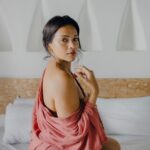Megha Gupta Instagram - 𝚂𝚒𝚝𝚝𝚒𝚗𝚐 𝚠𝚒𝚝𝚑 𝚖𝚢 𝚏𝚎𝚎𝚕𝚒𝚗𝚐𝚜 - 𝚔𝚒𝚗𝚍𝚊 𝚍𝚊𝚢. 𝙸 𝚌𝚊𝚗’𝚝 𝚑𝚎𝚕𝚙 𝚋𝚞𝚝 𝚑𝚊𝚟𝚎 𝚊𝚍𝚖𝚒𝚛𝚊𝚝𝚒𝚘𝚗 𝚏𝚘𝚛 𝚙𝚎𝚘𝚙𝚕𝚎 𝚠𝚑𝚘 𝚓𝚞𝚜𝚝 𝚐𝚘 𝚝𝚑𝚛𝚘𝚞𝚐𝚑 𝚜𝚘 𝚖𝚞𝚌𝚑.. 𝚑𝚊𝚟𝚎 𝚊 𝚜𝚝𝚘𝚛𝚢 𝚘𝚏 𝚜𝚝𝚛𝚎𝚗𝚐𝚝𝚑 𝚊𝚗𝚍 𝚜𝚝𝚒𝚕𝚕 𝚌𝚑𝚘𝚘𝚜𝚎 𝚝𝚘 𝚋𝚎 𝚔𝚒𝚗𝚍, 𝚙𝚊𝚝𝚒𝚎𝚗𝚝, 𝚐𝚎𝚗𝚝𝚕𝚎, 𝚑𝚞𝚖𝚋𝚕𝚎, 𝚊𝚕𝚠𝚊𝚢𝚜 𝚍𝚘𝚒𝚗𝚐 𝚝𝚑𝚎𝚒𝚛 𝚋𝚎𝚜𝚝 𝚊𝚗𝚍 𝚗𝚘𝚝 𝚜𝚝𝚘𝚙𝚙𝚒𝚗𝚐 𝚘𝚛 𝚙𝚕𝚊𝚢𝚒𝚗𝚐 𝚟𝚒𝚌𝚝𝚒𝚖. 𝙸𝚗 𝚖𝚢 𝚘𝚙𝚒𝚗𝚒𝚘𝚗, 𝚝𝚑𝚎𝚢 𝚊𝚛𝚎 𝚠𝚒𝚗𝚗𝚎𝚛𝚜 𝚑𝚎𝚛𝚎, 𝚊𝚗𝚍 𝚒𝚗 𝚊𝚏𝚝𝚎𝚛 𝚕𝚒𝚏𝚎. 𝚈𝚘𝚞 𝚌𝚊𝚗’𝚝 𝚋𝚎 𝚋𝚛𝚊𝚟𝚎 𝚒𝚏 𝚢𝚘𝚞 𝚑𝚊𝚟𝚎 𝚑𝚊𝚍 𝚘𝚗𝚕𝚢 𝚠𝚘𝚗𝚍𝚎𝚛𝚏𝚞𝚕 𝚝𝚑𝚒𝚗𝚐𝚜 𝚑𝚊𝚙𝚙𝚎𝚗 𝚝𝚘 𝚢𝚘𝚞. 𝙸𝚝 𝚝𝚊𝚔𝚎𝚜 𝚊 𝚍𝚒𝚏𝚏𝚎𝚛𝚎𝚗𝚝 𝚔𝚒𝚗𝚍 𝚘𝚏 𝚜𝚝𝚛𝚎𝚗𝚐𝚝𝚑 𝚝𝚘 𝚐𝚎𝚝 𝚔𝚗𝚘𝚌𝚔𝚎𝚍 𝚍𝚘𝚠𝚗, 𝚐𝚎𝚝 𝚞𝚙 𝚋𝚛𝚞𝚜𝚑 𝚢𝚘𝚞𝚛𝚜𝚎𝚕𝚏 𝚊𝚗𝚍 𝚝𝚊𝚔𝚎 𝚝𝚑𝚎 𝚏𝚒𝚛𝚜𝚝 𝚜𝚝𝚎𝚙. 𝙸’𝚟𝚎 𝚋𝚎𝚎𝚗 𝚝𝚑𝚎𝚛𝚎. 𝙰𝚜 𝙸 𝚜𝚒𝚝 𝚌𝚘𝚖𝚏𝚘𝚛𝚝𝚊𝚋𝚕𝚢 𝚜𝚒𝚙𝚙𝚒𝚗𝚐 𝚘𝚗 𝚖𝚢 𝚊𝚍𝚊𝚙𝚝𝚘𝚐𝚎𝚗𝚒𝚌 𝚖𝚞𝚜𝚑𝚛𝚘𝚘𝚖 𝚌𝚘𝚏𝚏𝚎𝚎 𝚒𝚗 𝚊 𝚕𝚘𝚟𝚎𝚕𝚢 𝚜𝚙𝚊𝚌𝚎 𝚒𝚗 𝚊 𝚋𝚎𝚊𝚞𝚝𝚒𝚏𝚞𝚕 𝚜𝚝𝚊𝚝𝚎 𝚊𝚗𝚍 𝚜𝚝𝚊𝚝𝚎 (𝙶𝚘𝚊), 𝚏𝚎𝚎𝚕𝚒𝚗𝚐 𝚐𝚛𝚎𝚊𝚝 𝚊𝚋𝚘𝚞𝚝 𝚊𝚕𝚕 𝚝𝚑𝚎 𝚝𝚑𝚒𝚗𝚐𝚜 𝚝𝚑𝚊𝚝 𝚑𝚊𝚟𝚎 𝚊𝚗𝚍 𝚊𝚛𝚎 𝚠𝚘𝚛𝚔𝚒𝚗𝚐 𝚒𝚗 𝚖𝚢 𝚏𝚊𝚟𝚘𝚞𝚛, 𝙸 𝚌𝚊𝚗’𝚝 𝚑𝚎𝚕𝚙 𝚋𝚞𝚝 𝚝𝚑𝚒𝚗𝚔 𝚘𝚏 𝚝𝚑𝚎 𝚝𝚒𝚖𝚎𝚜 𝙸 𝚌𝚛𝚒𝚎𝚍 𝚖𝚢𝚜𝚎𝚕𝚏 𝚝𝚘 𝚜𝚕𝚎𝚎𝚙, 𝚑𝚊𝚍 𝚝𝚑𝚎 𝚠𝚘𝚛𝚜𝚝 𝚎𝚖𝚘𝚝𝚒𝚘𝚗𝚊𝚕 𝚜𝚝𝚊𝚝𝚎. 𝚈𝚎𝚜. 𝙸 𝚔𝚗𝚘𝚠 𝚑𝚘𝚠 𝚒𝚝 𝚏𝚎𝚎𝚕𝚜. 𝙸’𝚖 𝚘𝚗𝚎 𝚘𝚏 𝚖𝚊𝚗𝚢 𝚝𝚘𝚘. 𝙳𝚘𝚗’𝚝 𝚋𝚎 𝚖𝚒𝚜𝚕𝚎𝚍. 𝙸 𝚓𝚞𝚜𝚝 𝚌𝚑𝚘𝚜𝚎 𝚗𝚘𝚝 𝚝𝚘 𝚙𝚕𝚊𝚢 𝚟𝚒𝚌𝚝𝚒𝚖 (𝚏𝚘𝚛 𝚕𝚘𝚗𝚐). 𝚃𝚑𝚎𝚜𝚎 𝚛𝚊𝚠 𝚙𝚒𝚌𝚝𝚞𝚛𝚎𝚜 𝚘𝚏 𝚖𝚎 𝚌𝚕𝚒𝚌𝚔𝚎𝚍 𝚋𝚢 𝚖𝚢 𝚖𝚊𝚐𝚒𝚌𝚒𝚊𝚗 @vaijayantivarma 𝚒𝚜 𝚖𝚎, 𝚊𝚕𝚕 𝚒𝚗. 𝚁𝚊𝚠. 𝚁𝚎𝚊𝚍𝚢. 𝚁𝚘𝚊𝚛𝚒𝚗𝚐. @vaijayantivarma whatever I say will be less. You ❤️ #mood #portrait #goa #india #gold #linen #Cartier #ootd #nomakeup #raw #ready #women #health #healing #life #biohacking #MeghaGupta