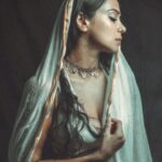 Megha Gupta Instagram - 𝑼𝑵𝑺𝑻𝑶𝑷𝑷𝑨𝑩𝑳𝑬 𝑼𝒏𝒔𝒕𝒐𝒑𝒑𝒂𝒃𝒍𝒆 𝒕𝒉𝒆𝒚 𝒄𝒂𝒍𝒍𝒆𝒅 𝒉𝒆𝒓 𝒃𝒖𝒕 𝑰 𝒔𝒂𝒘 𝒉𝒆𝒓 𝒔𝒕𝒐𝒑 𝑰 𝒔𝒂𝒘 𝒉𝒆𝒓 𝒔𝒕𝒐𝒑 𝒎𝒂𝒏𝒚 𝒕𝒊𝒎𝒆𝒔 𝒔𝒐𝒎𝒆𝒕𝒊𝒎𝒆𝒔 𝑰 𝒕𝒉𝒐𝒖𝒈𝒉𝒕 𝒔𝒉𝒆 𝒉𝒂𝒅 𝒔𝒕𝒐𝒑𝒑𝒆𝒅 𝒇𝒐𝒓 𝒈𝒐𝒐𝒅 𝒃𝒖𝒕 𝒏𝒐 𝒔𝒉𝒆 𝒂𝒍𝒘𝒂𝒚𝒔 𝒇𝒐𝒖𝒏𝒅 𝒂 𝒘𝒂𝒚 𝒕𝒐 𝒓𝒊𝒔𝒆 𝒂𝒈𝒂𝒊𝒏 𝒕𝒐 𝒓𝒆𝒔𝒖𝒓𝒓𝒆𝒄𝒕 𝒏𝒐𝒕 𝒕𝒉𝒆 𝒔𝒂𝒎𝒆, 𝒏𝒆𝒗𝒆𝒓 𝒕𝒉𝒆 𝒔𝒂𝒎𝒆 𝒖𝒏𝒔𝒕𝒐𝒑𝒑𝒂𝒃𝒍𝒆 𝒕𝒉𝒆𝒚 𝒔𝒂𝒊𝒅 𝒃𝒖𝒕 𝑰 𝒕𝒉𝒊𝒏𝒌 𝒊𝒕 𝒘𝒂𝒔 𝒊𝒏 𝒕𝒉𝒆 𝒔𝒕𝒐𝒑𝒑𝒊𝒏𝒈 𝒕𝒉𝒂𝒕 𝒔𝒉𝒆 𝒇𝒐𝒖𝒏𝒅 𝒉𝒆𝒓 𝒑𝒐𝒘𝒆𝒓. 𝑫𝒐𝒏𝒏𝒂 𝑨𝒔𝒉𝒘𝒐𝒓𝒕𝒉 This is for every woman I know and don’t. Shot by @imanojj Clothing @delhivintageco_ Jewellery @zolaindia #mood #feminine #divinefeminine #divineguidance #ootd #tribal #indian #india #actor #tribaljewellery #instagood #instadaily #insta #instagram #post #meghagupta