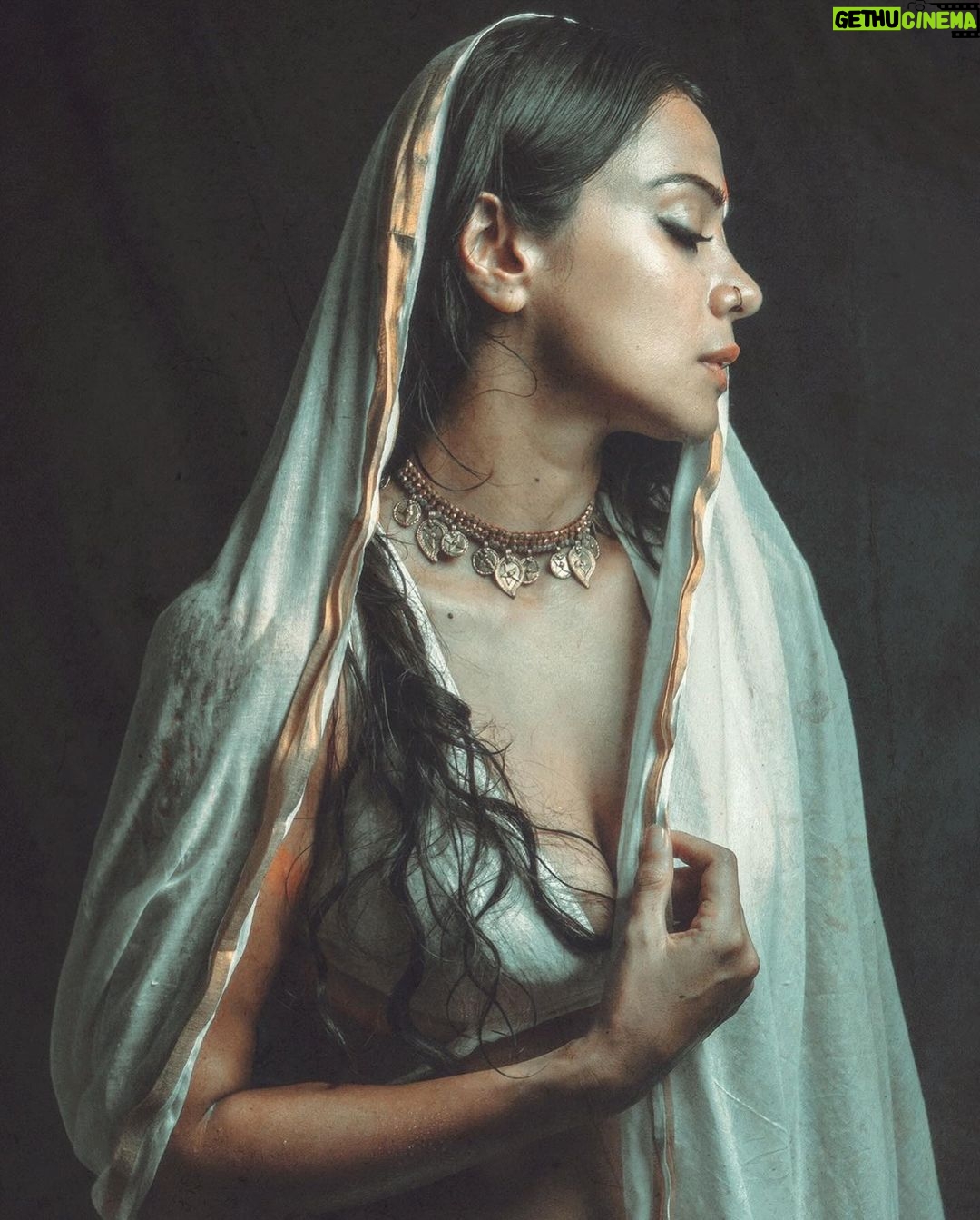 Megha Gupta Instagram - πΌπ΅πΊπ»πΆπ·π·π¨π©π³π¬ πΌππππππππππ ππππ ππππππ
πππ πππ π° πππ πππ ππππ π° πππ πππ ππππ ππππ πππππ πππππππππ π° πππππππ πππ πππ
πππππππ
πππ ππππ
πππ ππ πππ ππππππ πππππ
π πππ ππ ππππ πππππ ππ πππππππππ πππ πππ ππππ, πππππ πππ ππππ πππππππππππ ππππ ππππ
πππ π° πππππ ππ πππ ππ πππ ππππππππ ππππ πππ πππππ
πππ πππππ. π«ππππ π¨πππππππ This is for every woman I know and donβt. Shot by @imanojj Clothing @delhivintageco_ Jewellery @zolaindia #mood #feminine #divinefeminine #divineguidance #ootd #tribal #indian #india #actor #tribaljewellery #instagood #instadaily #insta #instagram #post #meghagupta
