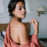 Megha Gupta Instagram - 𝚂𝚒𝚝𝚝𝚒𝚗𝚐 𝚠𝚒𝚝𝚑 𝚖𝚢 𝚏𝚎𝚎𝚕𝚒𝚗𝚐𝚜 - 𝚔𝚒𝚗𝚍𝚊 𝚍𝚊𝚢. 𝙸 𝚌𝚊𝚗’𝚝 𝚑𝚎𝚕𝚙 𝚋𝚞𝚝 𝚑𝚊𝚟𝚎 𝚊𝚍𝚖𝚒𝚛𝚊𝚝𝚒𝚘𝚗 𝚏𝚘𝚛 𝚙𝚎𝚘𝚙𝚕𝚎 𝚠𝚑𝚘 𝚓𝚞𝚜𝚝 𝚐𝚘 𝚝𝚑𝚛𝚘𝚞𝚐𝚑 𝚜𝚘 𝚖𝚞𝚌𝚑.. 𝚑𝚊𝚟𝚎 𝚊 𝚜𝚝𝚘𝚛𝚢 𝚘𝚏 𝚜𝚝𝚛𝚎𝚗𝚐𝚝𝚑 𝚊𝚗𝚍 𝚜𝚝𝚒𝚕𝚕 𝚌𝚑𝚘𝚘𝚜𝚎 𝚝𝚘 𝚋𝚎 𝚔𝚒𝚗𝚍, 𝚙𝚊𝚝𝚒𝚎𝚗𝚝, 𝚐𝚎𝚗𝚝𝚕𝚎, 𝚑𝚞𝚖𝚋𝚕𝚎, 𝚊𝚕𝚠𝚊𝚢𝚜 𝚍𝚘𝚒𝚗𝚐 𝚝𝚑𝚎𝚒𝚛 𝚋𝚎𝚜𝚝 𝚊𝚗𝚍 𝚗𝚘𝚝 𝚜𝚝𝚘𝚙𝚙𝚒𝚗𝚐 𝚘𝚛 𝚙𝚕𝚊𝚢𝚒𝚗𝚐 𝚟𝚒𝚌𝚝𝚒𝚖. 𝙸𝚗 𝚖𝚢 𝚘𝚙𝚒𝚗𝚒𝚘𝚗, 𝚝𝚑𝚎𝚢 𝚊𝚛𝚎 𝚠𝚒𝚗𝚗𝚎𝚛𝚜 𝚑𝚎𝚛𝚎, 𝚊𝚗𝚍 𝚒𝚗 𝚊𝚏𝚝𝚎𝚛 𝚕𝚒𝚏𝚎. 𝚈𝚘𝚞 𝚌𝚊𝚗’𝚝 𝚋𝚎 𝚋𝚛𝚊𝚟𝚎 𝚒𝚏 𝚢𝚘𝚞 𝚑𝚊𝚟𝚎 𝚑𝚊𝚍 𝚘𝚗𝚕𝚢 𝚠𝚘𝚗𝚍𝚎𝚛𝚏𝚞𝚕 𝚝𝚑𝚒𝚗𝚐𝚜 𝚑𝚊𝚙𝚙𝚎𝚗 𝚝𝚘 𝚢𝚘𝚞. 𝙸𝚝 𝚝𝚊𝚔𝚎𝚜 𝚊 𝚍𝚒𝚏𝚏𝚎𝚛𝚎𝚗𝚝 𝚔𝚒𝚗𝚍 𝚘𝚏 𝚜𝚝𝚛𝚎𝚗𝚐𝚝𝚑 𝚝𝚘 𝚐𝚎𝚝 𝚔𝚗𝚘𝚌𝚔𝚎𝚍 𝚍𝚘𝚠𝚗, 𝚐𝚎𝚝 𝚞𝚙 𝚋𝚛𝚞𝚜𝚑 𝚢𝚘𝚞𝚛𝚜𝚎𝚕𝚏 𝚊𝚗𝚍 𝚝𝚊𝚔𝚎 𝚝𝚑𝚎 𝚏𝚒𝚛𝚜𝚝 𝚜𝚝𝚎𝚙. 𝙸’𝚟𝚎 𝚋𝚎𝚎𝚗 𝚝𝚑𝚎𝚛𝚎. 𝙰𝚜 𝙸 𝚜𝚒𝚝 𝚌𝚘𝚖𝚏𝚘𝚛𝚝𝚊𝚋𝚕𝚢 𝚜𝚒𝚙𝚙𝚒𝚗𝚐 𝚘𝚗 𝚖𝚢 𝚊𝚍𝚊𝚙𝚝𝚘𝚐𝚎𝚗𝚒𝚌 𝚖𝚞𝚜𝚑𝚛𝚘𝚘𝚖 𝚌𝚘𝚏𝚏𝚎𝚎 𝚒𝚗 𝚊 𝚕𝚘𝚟𝚎𝚕𝚢 𝚜𝚙𝚊𝚌𝚎 𝚒𝚗 𝚊 𝚋𝚎𝚊𝚞𝚝𝚒𝚏𝚞𝚕 𝚜𝚝𝚊𝚝𝚎 𝚊𝚗𝚍 𝚜𝚝𝚊𝚝𝚎 (𝙶𝚘𝚊), 𝚏𝚎𝚎𝚕𝚒𝚗𝚐 𝚐𝚛𝚎𝚊𝚝 𝚊𝚋𝚘𝚞𝚝 𝚊𝚕𝚕 𝚝𝚑𝚎 𝚝𝚑𝚒𝚗𝚐𝚜 𝚝𝚑𝚊𝚝 𝚑𝚊𝚟𝚎 𝚊𝚗𝚍 𝚊𝚛𝚎 𝚠𝚘𝚛𝚔𝚒𝚗𝚐 𝚒𝚗 𝚖𝚢 𝚏𝚊𝚟𝚘𝚞𝚛, 𝙸 𝚌𝚊𝚗’𝚝 𝚑𝚎𝚕𝚙 𝚋𝚞𝚝 𝚝𝚑𝚒𝚗𝚔 𝚘𝚏 𝚝𝚑𝚎 𝚝𝚒𝚖𝚎𝚜 𝙸 𝚌𝚛𝚒𝚎𝚍 𝚖𝚢𝚜𝚎𝚕𝚏 𝚝𝚘 𝚜𝚕𝚎𝚎𝚙, 𝚑𝚊𝚍 𝚝𝚑𝚎 𝚠𝚘𝚛𝚜𝚝 𝚎𝚖𝚘𝚝𝚒𝚘𝚗𝚊𝚕 𝚜𝚝𝚊𝚝𝚎. 𝚈𝚎𝚜. 𝙸 𝚔𝚗𝚘𝚠 𝚑𝚘𝚠 𝚒𝚝 𝚏𝚎𝚎𝚕𝚜. 𝙸’𝚖 𝚘𝚗𝚎 𝚘𝚏 𝚖𝚊𝚗𝚢 𝚝𝚘𝚘. 𝙳𝚘𝚗’𝚝 𝚋𝚎 𝚖𝚒𝚜𝚕𝚎𝚍. 𝙸 𝚓𝚞𝚜𝚝 𝚌𝚑𝚘𝚜𝚎 𝚗𝚘𝚝 𝚝𝚘 𝚙𝚕𝚊𝚢 𝚟𝚒𝚌𝚝𝚒𝚖 (𝚏𝚘𝚛 𝚕𝚘𝚗𝚐). 𝚃𝚑𝚎𝚜𝚎 𝚛𝚊𝚠 𝚙𝚒𝚌𝚝𝚞𝚛𝚎𝚜 𝚘𝚏 𝚖𝚎 𝚌𝚕𝚒𝚌𝚔𝚎𝚍 𝚋𝚢 𝚖𝚢 𝚖𝚊𝚐𝚒𝚌𝚒𝚊𝚗 @vaijayantivarma 𝚒𝚜 𝚖𝚎, 𝚊𝚕𝚕 𝚒𝚗. 𝚁𝚊𝚠. 𝚁𝚎𝚊𝚍𝚢. 𝚁𝚘𝚊𝚛𝚒𝚗𝚐. @vaijayantivarma whatever I say will be less. You ❤️ #mood #portrait #goa #india #gold #linen #Cartier #ootd #nomakeup #raw #ready #women #health #healing #life #biohacking #MeghaGupta