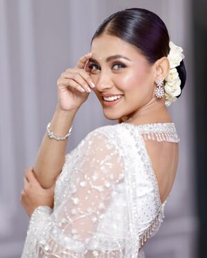 Mehazabien Chowdhury Instagram - Was multitasking throughout the day but still managed to pull off this look for @deepto.tv award night 🤍 Special thanks to my team:

Ootd: @nibir_fashion 
Makeover: @zahidkhanbridalmakeover 
PC: @mh_bipu
