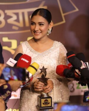 Mehazabien Chowdhury Instagram - Was multitasking throughout the day but still managed to pull off this look for @deepto.tv award night 🤍 Special thanks to my team:

Ootd: @nibir_fashion 
Makeover: @zahidkhanbridalmakeover 
PC: @mh_bipu