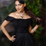 Mehazabien Chowdhury Instagram - All about @ottdc_awards !! Happy to receive the award for my first OTT film “Redrum”. Thanks to all team members who helped me prepare for the night within such short time 🖤 Outfit: @festivibe.official Makeover: @zahidkhanbridalmakeover Jewelry: @pearlkingdom Studio picture: @mh_bipu Event PC: @zutons_snapshoot