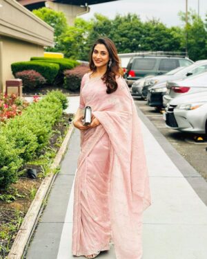 Mehazabien Chowdhury Instagram - Smiling is my favorite cardio 🤭

Wearing : @nibir_fashion