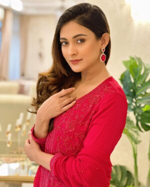 Mehazabien Chowdhury Instagram - May the magic of Eid bring endless joy and fill your heart with pure delight. Eid Mubarak 🌙❤️

Wearing: @anzara.official 

#EidUlAzha #eidmubarak