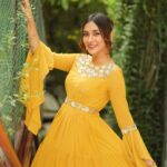 Mehazabien Chowdhury Instagram - Living life on the sunny side 🌼 Wearing: @nur.jahans Photography: @zutons_snapshoot #yellow #mehazabien #fashiongram Boithok