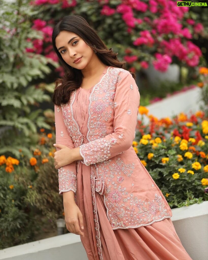 Mehazabien Chowdhury Instagram - Spring obsession 💐 Outfit: @azwa__official Photography: @zutons_snapshoot
