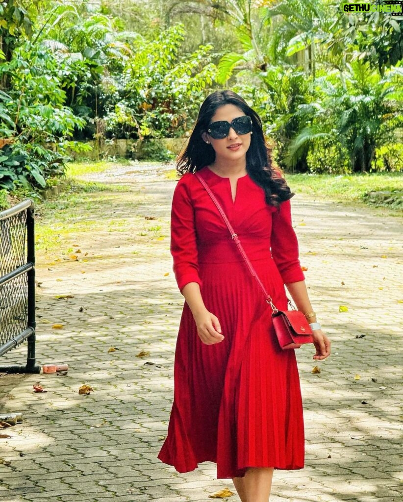 Mehazabien Chowdhury Instagram - Something red, something wild ♥️