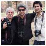 Mehdi Pakdel Instagram - . این عکس‌رو مهدی دلخواسته (پیراهن سفید) چند روز پیش برام فرستاد از پشت صحنه سریال بی‌گناهان (احمد امینی) دقیقا تابستان دوازده سال پیش. خیلی حس خوبی پیدا کردم. آخه الان بعد از دوازده سال دوباره افتخار همکاری دارم با آقای مسعود خان کرامتی در نمایش “پدر”. و چه تجربه دل‌چسب و شیرینی. مهدی‌جان ممنونم که یادم انداختی چه لذتی داشت عکاسی کردن. چه خوب بود روزگاری که هنوز سرمون تو گوشیامون گیر نکرده بود. حرف می‌زدیم، می‌خندیدیم، عکس می‌گرفتیم. و همین بود و همین. پارک جنگلی چیتگر