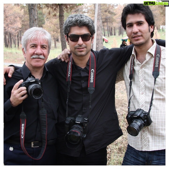 Mehdi Pakdel Instagram - . این عکس‌رو مهدی دلخواسته (پیراهن سفید) چند روز پیش برام فرستاد از پشت صحنه سریال بی‌گناهان (احمد امینی) دقیقا تابستان دوازده سال پیش. خیلی حس خوبی پیدا کردم. آخه الان بعد از دوازده سال دوباره افتخار همکاری دارم با آقای مسعود خان کرامتی در نمایش “پدر”. و چه تجربه دل‌چسب و شیرینی. مهدی‌جان ممنونم که یادم انداختی چه لذتی داشت عکاسی کردن. چه خوب بود روزگاری که هنوز سرمون تو گوشیامون گیر نکرده بود. حرف می‌زدیم، می‌خندیدیم، عکس می‌گرفتیم. و همین بود و همین. پارک جنگلی چیتگر